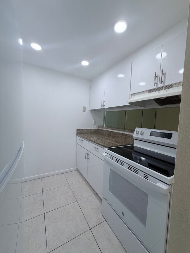Foto del edificio - Two bedroom & Two bathroom Condo with balcony and laundry facilities