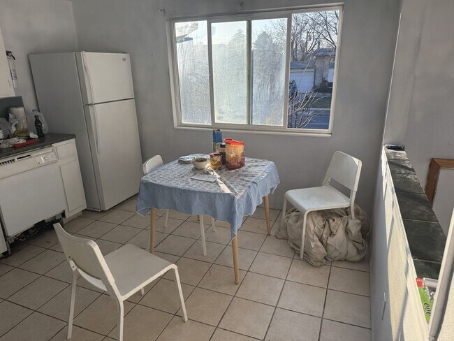 Foto del edificio - Upstairs Unit in Prime West Valley Location!