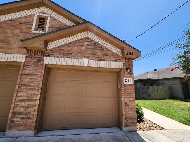 Building Photo - 2 Weeks Free Rent / 3/2/2 Duplex / Stained Concrete Floors / Refrigerator / Fenced in Backyard / ...