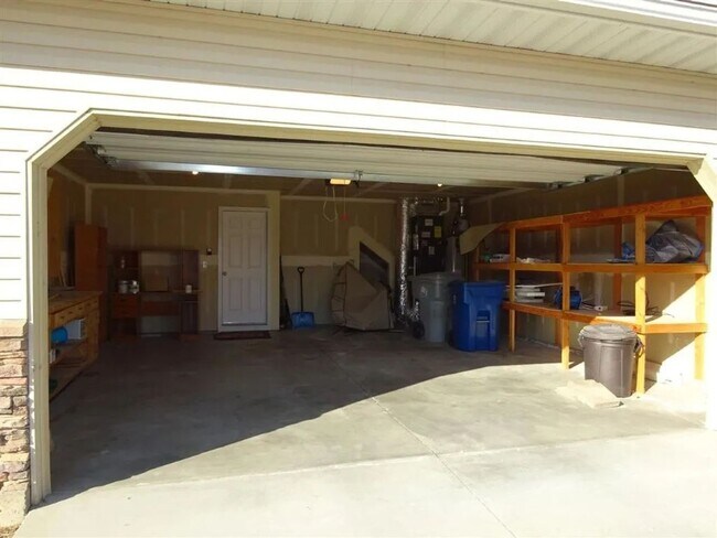 Building Photo - Charming 3 Bedroom Single Family Home in C...