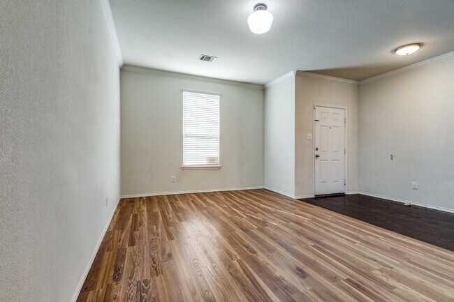 Building Photo - Charming 3-Bedroom, 2-Bathroom Home with S...