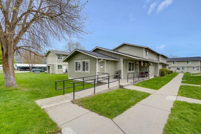 Building Photo - 402 S 5th St E