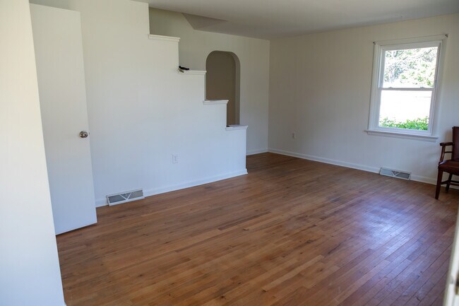 Entrance into living room - 235 Princess Ave