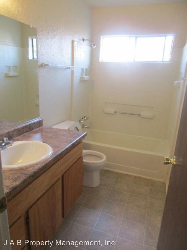Foto del edificio - 3140-42-44-46 Wentworth Dr