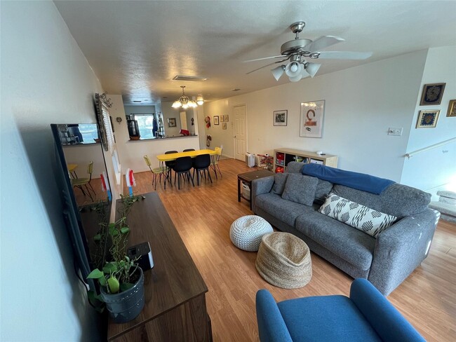 Building Photo - 718 Redwing Park Dr