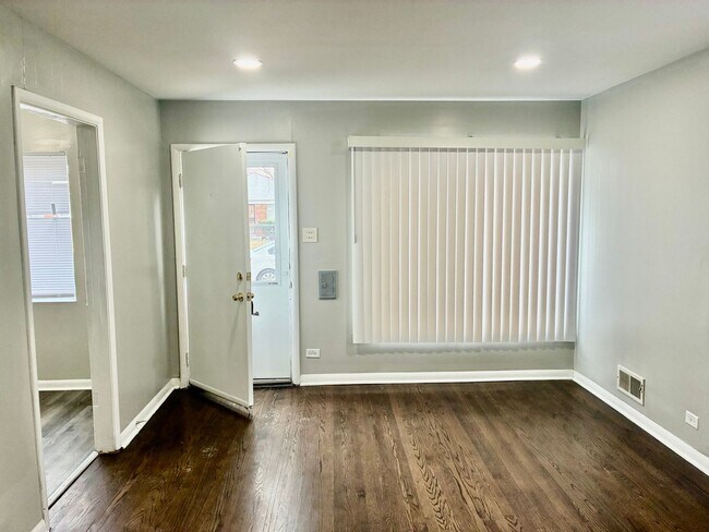 Foto del edificio - Gorgeous 3bed 1bath Single family house