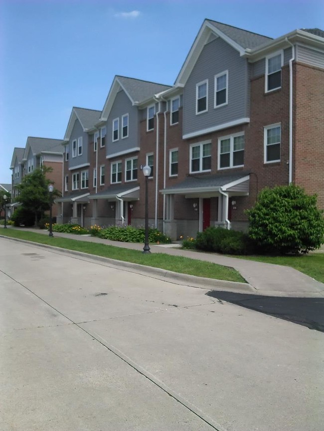 Building - Palmer Court Apartments