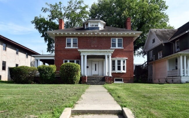 Building Photo - 1421 5th Ave