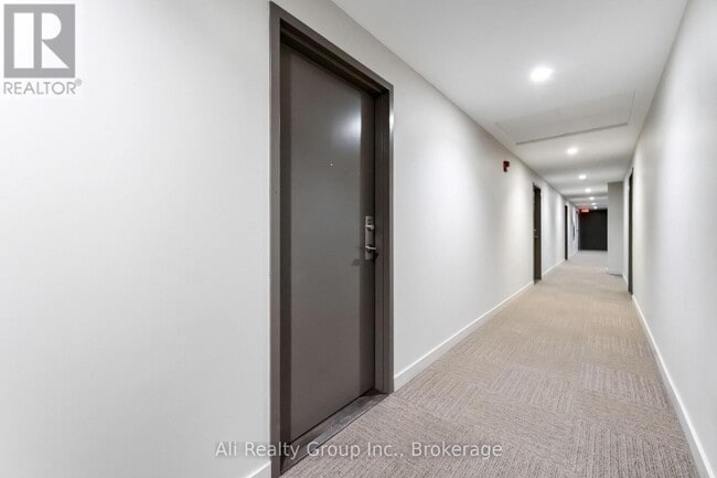 Building Photo - 354 Gladstone Ave