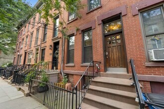 Building Photo - 208 7th St