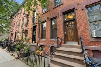 Building Photo - 208 7th St