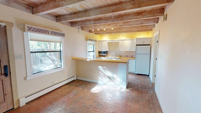 Foto del edificio - 948 Los Lovatos Rd