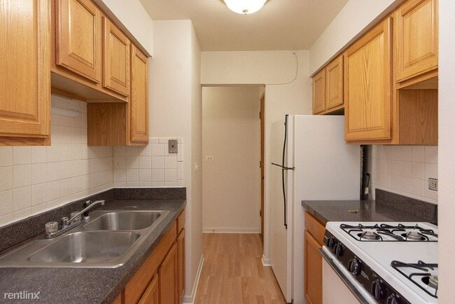 Building Photo - 530 W Aldine Ave