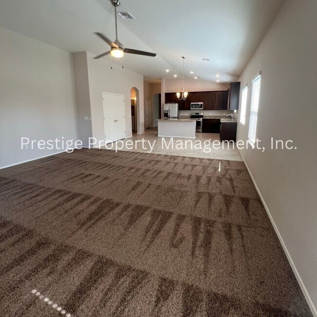 Foto del edificio - 3BD+Den/3BA Marana Home With Wonderful Com...