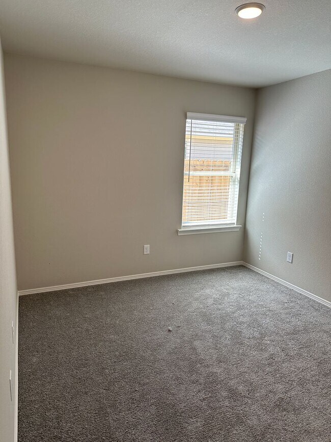 Foto del edificio - Navasota - 3 bedrooms / 2 bath / 2 car garage with fenced in yard.
