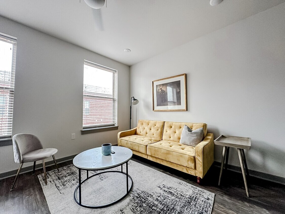Foto principal - 111 E 4th St