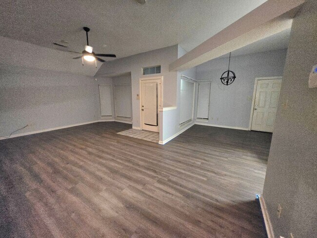 Foto del edificio - For lease- 3 bedroom,  2 bath home w/2 car garage