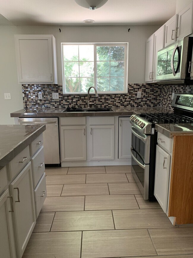 Building Photo - 3 bedroom 2 bathroom Home - Ferndale Subdi...