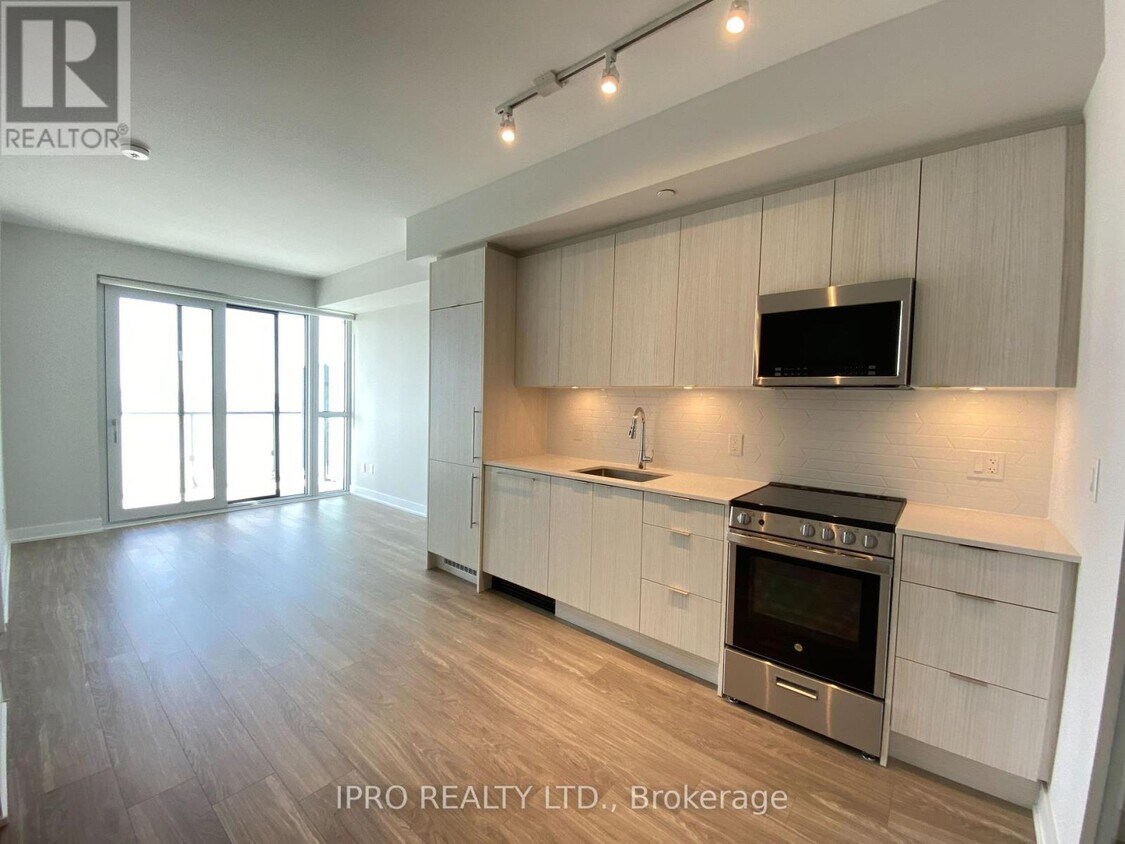 Photo principale - 430-4430 Square One Dr