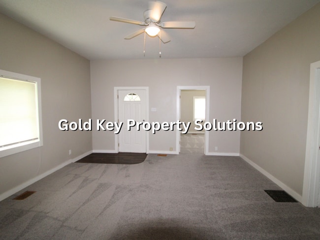 Building Photo - 3 Bed 1 Bath Home For Rent W/ Fenced Yard