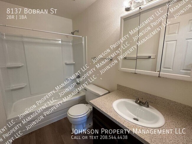 Foto del edificio - 8137 Bobran St