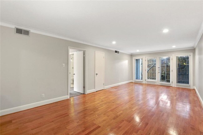 Foto del edificio - 5911 E University Blvd