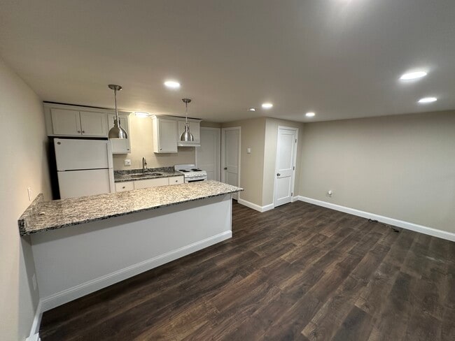 Building Photo - 61 River Rd