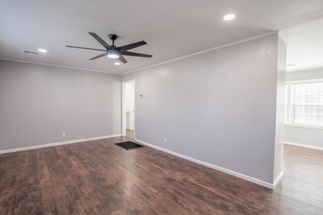 Building Photo - Beautifully Redone 2 Bedroom House! Available for Immediate Move in!