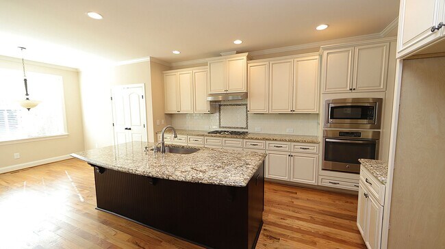 Building Photo - Lovely Heritage Home with Ideal Floorplan
