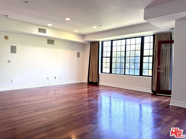 Building Photo - 107 N Swall Dr