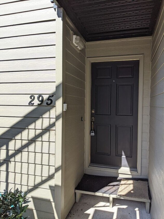 Primary Photo - Great 2 bed/1 bath condo near Eugene Count...