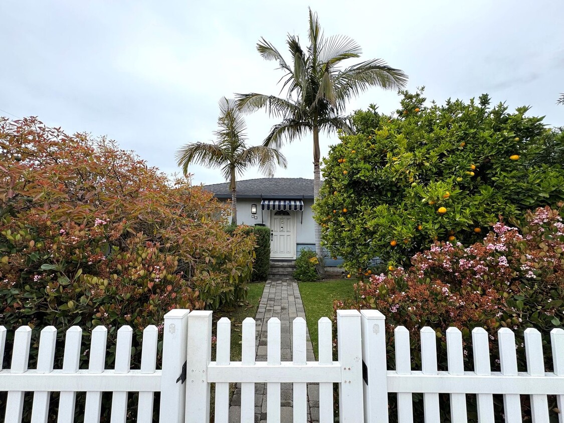Foto principal - Quaint Ventura Home w/Lush Landscaping