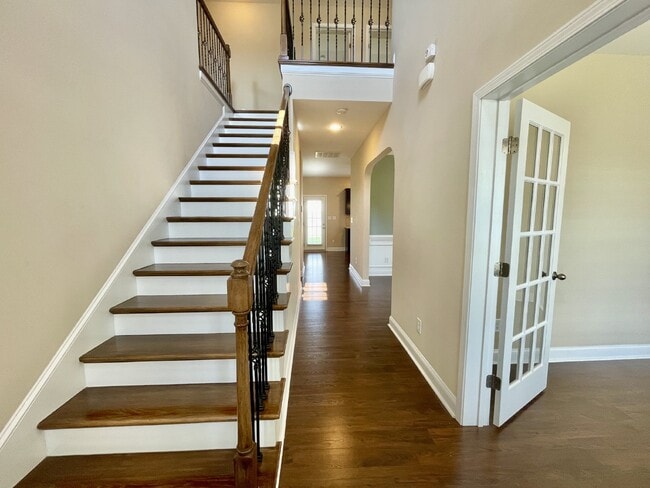 Building Photo - 4 Bed, 2 And A Half Bath Nest In Bedford