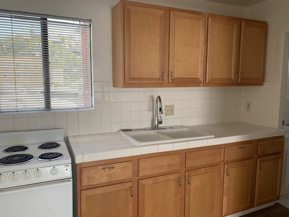 Kitchen - 1816 N Gramercy Pl