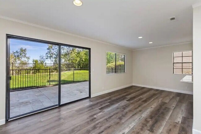 Foto del edificio - Upgraded La Costa Townhome