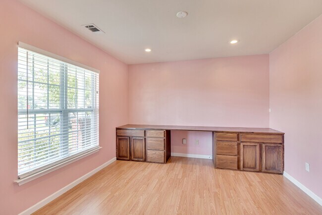 Building Photo - 47 Glenwood Ct