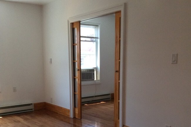 ACCESO DESDE LA SALA DE ESTAR AL DORMITORIO - 151 Fairmount Ave