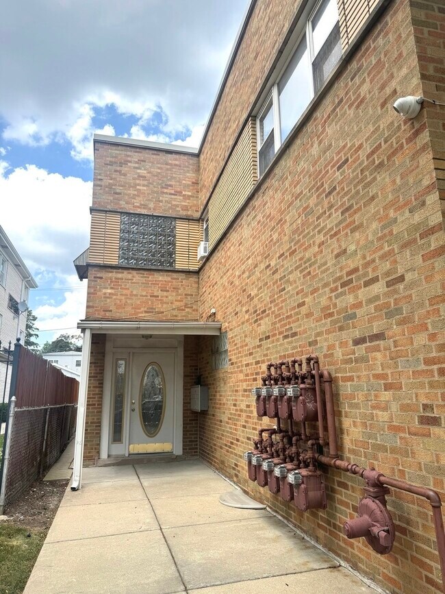 Foto del edificio - 5716 W Lawrence Ave