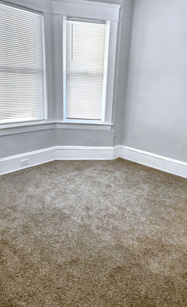 Building Photo - Charming 2-Bedroom Home with Convenient Ac...