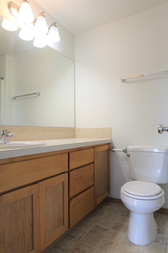 Building Photo - 612 SE 119th Ave