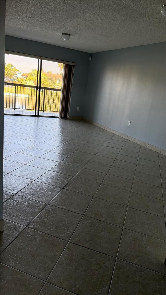 Foto del edificio - 9841 Nob Hill Ln