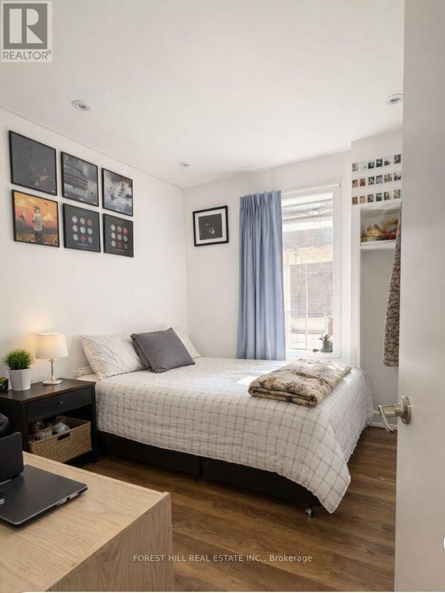 Building Photo - 378 Bloor St W