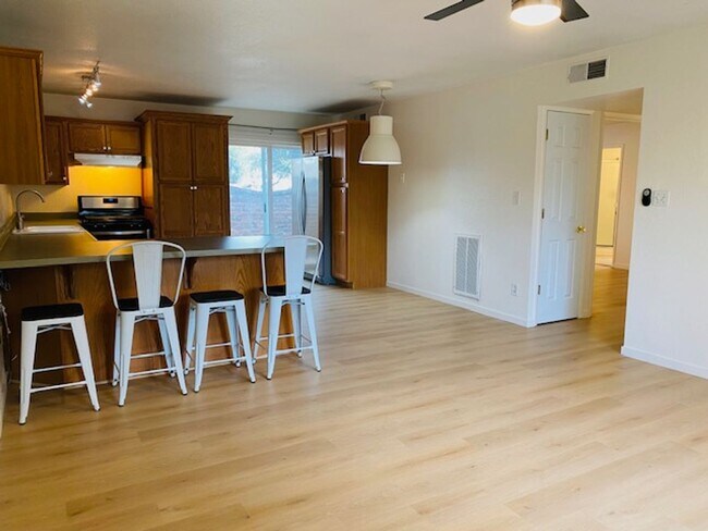 Foto del edificio - $1,650 Palm & Shaw, 2 Bedroom Condo - N Wi...