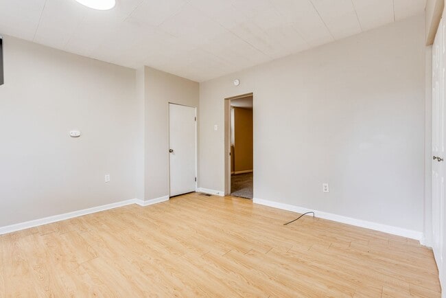 Building Photo - Available August - 3 Bedroom Home in South Side Slopes!