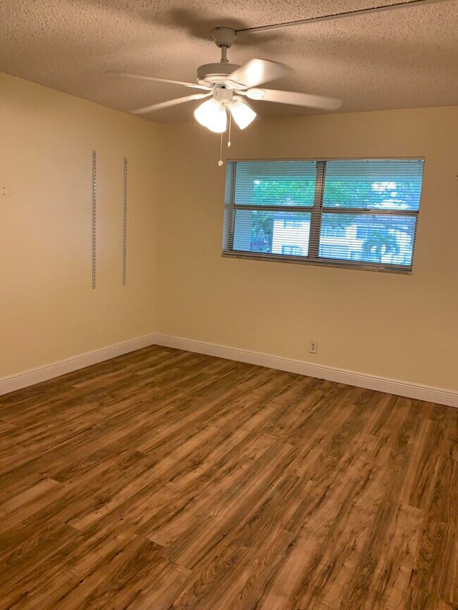 Foto del edificio - 9911 Sandalfoot Blvd