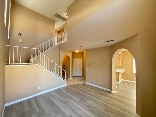 Foto del edificio - Beautiful 3Bed/2Bath/2Car residence located in Sunrise Manor / Winterwood area