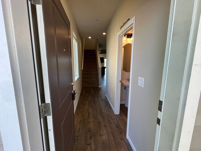 Building Photo - Morningside 3 Bedroom Townhome Happy Vally