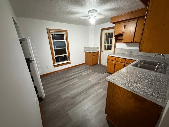 Foto del edificio - 7031 Middle Ridge Rd