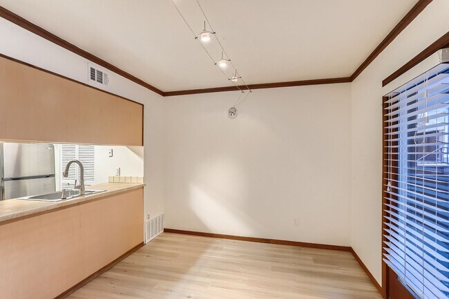 Building Photo - Sweet 1bed/1bath Condo in Mapleton Hill Ne...