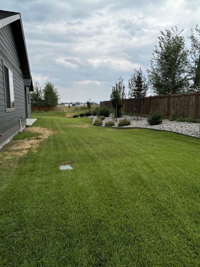 Building Photo - 546 Talon Way